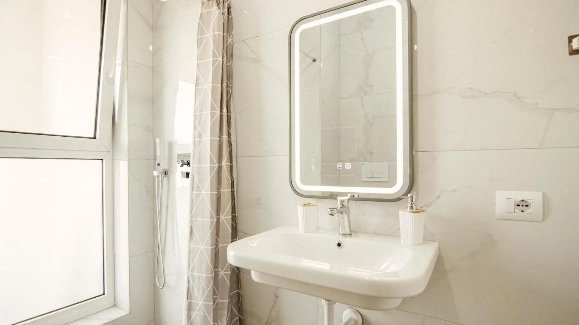 Helia Luxury Apartment New Boulevard 티라나